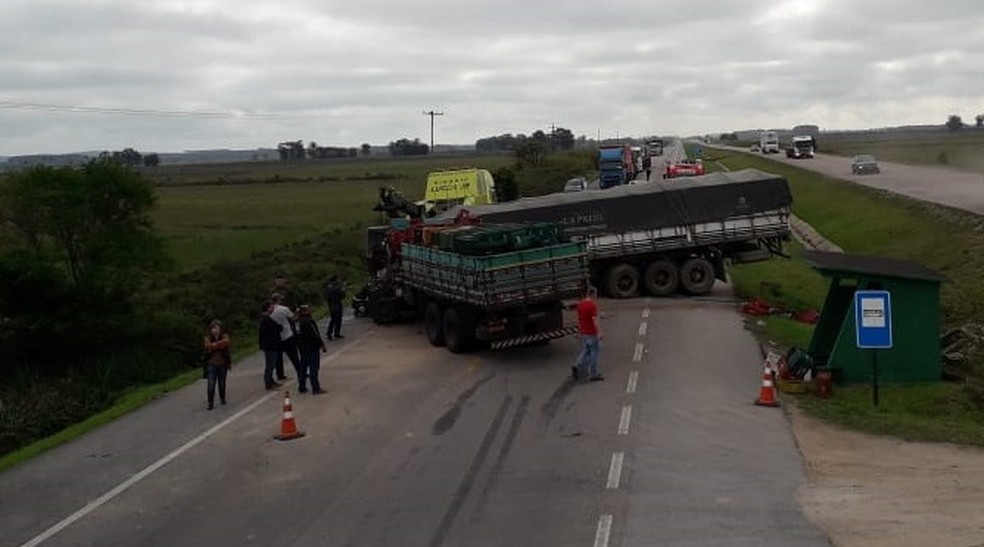 Colisão envolveu dois caminhões no quilômetro 416 da BR-116. — Foto: Ecosul/Divulgação