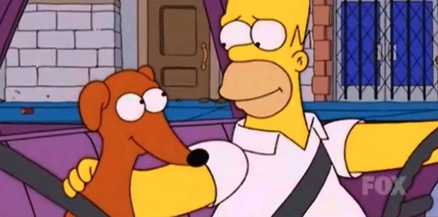 Ajudante de Papai-Noel e Homer em Os Simpsons (Foto: Fox / Reprodução)