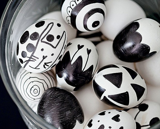 Com ideias na cabeça e uma caneta de retroprojetor na mão, você faz ovos únicos para distribuir entre os convidados. O contraste preto e branco fica um charme! (Foto: Cacá Bratke/Casa e Comida)