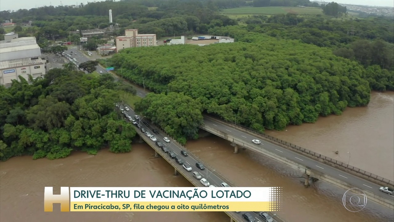 Drive-thru de vacina em Piracicaba tem oito quilômetros de fila