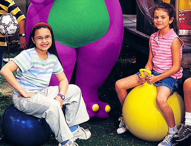 As hoje cantoras Demi Lovato (à esq.) e Selena Gomez já foram colegas de elenco no infantil 'Barney e Seus Amigos', no início dos anos 2000. (Foto: Divulgação)