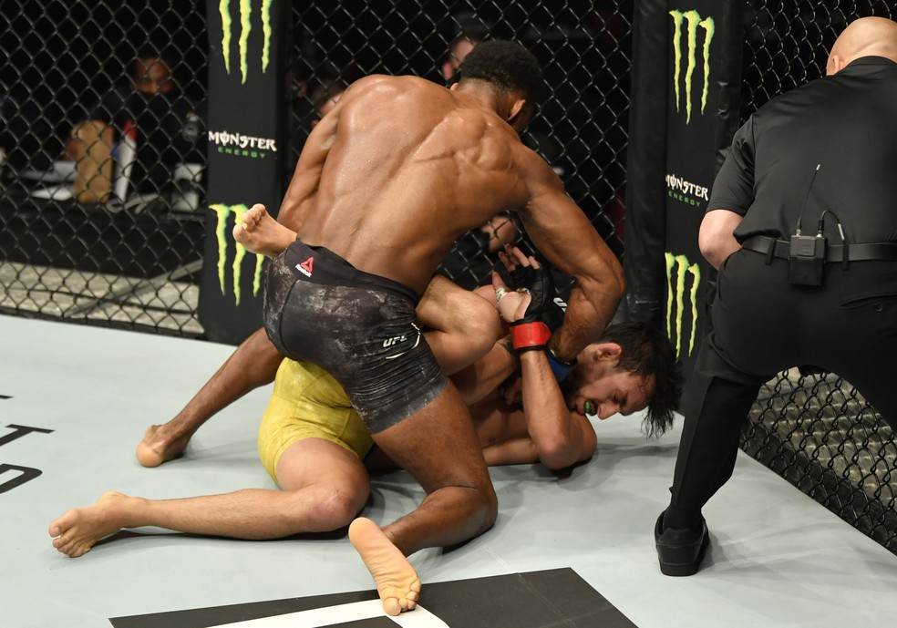 Lerone Murphy acerta os golpes de definição em Ricardo Carcacinha no UFC: Kattar x Ige — Foto: Jeff Bottari/Getty Images