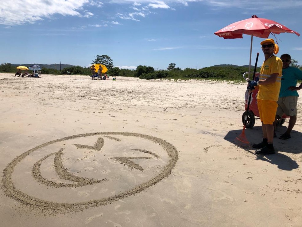 Gari Desenha Emojis Em Praia De Sc Para Deixar Banhistas Felizes Fotos Verao 2019 G1 😃💁 people • 🐻🌻 animals • 🍔🍹 food • 🎷⚽️ activities • 🚘🌇 travel. gari desenha emojis em praia de sc