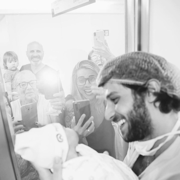 Chay Suede mostra fotos do parto da filha (Foto: Reprodução/Instagram)