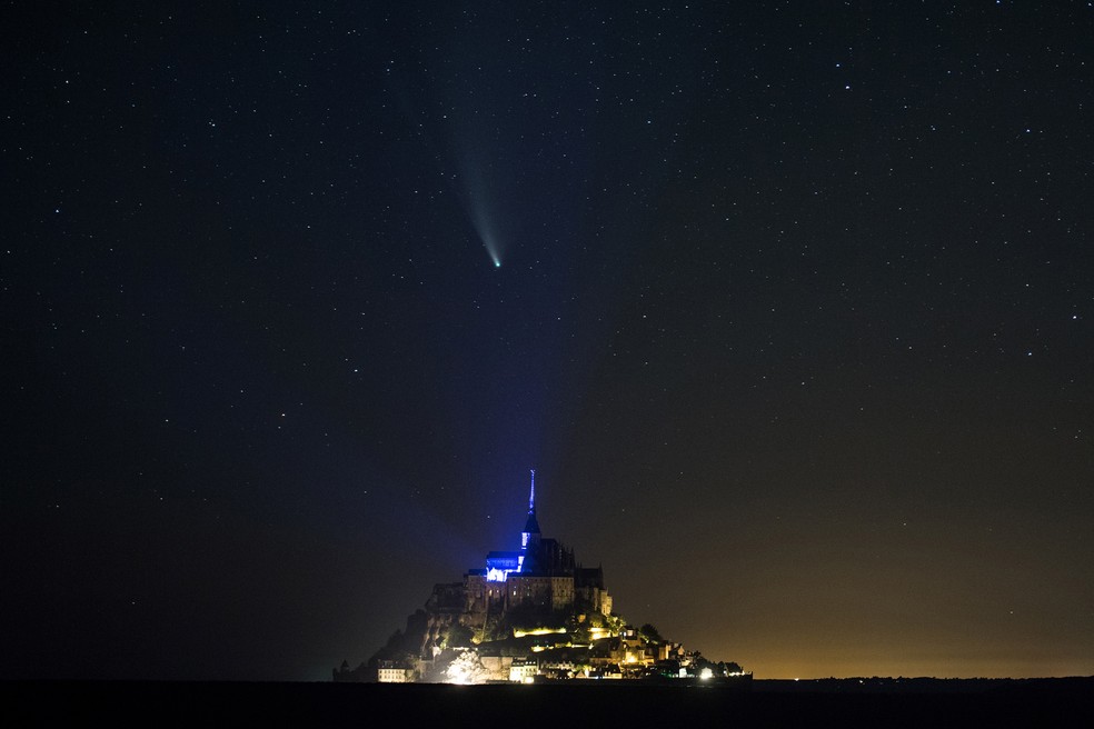 22 de jullho - Foto de longa exposição mostra o cometa Neowise (C / 2020 F3) sobre o Monte Saint-Michel, oeste da França — Foto: Loic Venance/AFP