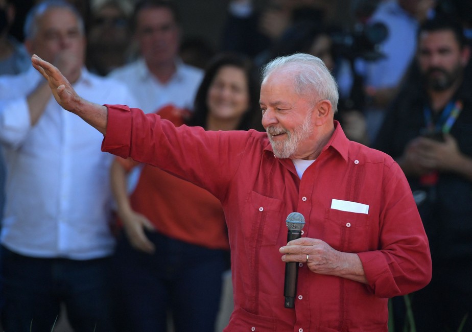 Ex-presidente Lula faz discurso em Diadema