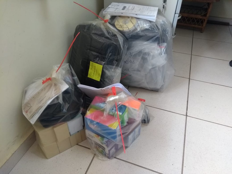 Foram apreendidas porções de drogas, celulares, computadores, cheques, rádios comunicadores e R$ 5 mil em dinheiro — Foto: Polícia Civil/Divulgação