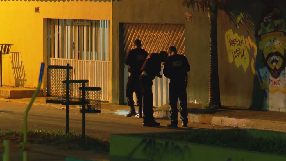 Policiais fazem perícia no local onde Sharley Ângelo Andrade Sirqueira, de 14 anos, foi morto a tiros no DF — Foto: TV Globo/Reprodução