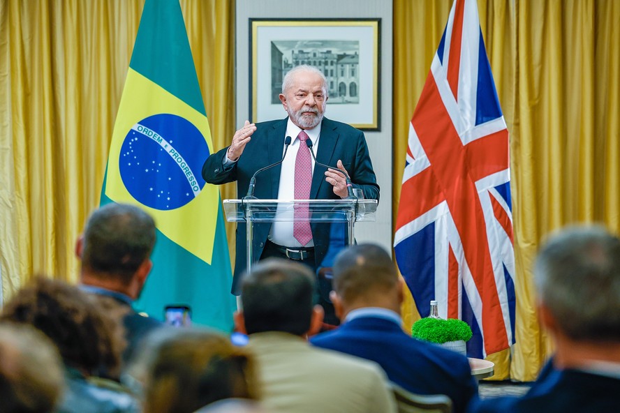 O presidente Luiz Inácio Lula da Silva em coletiva de imprensa, em Londres: 'Campos Neto não tem compromisso com o Brasil', afirmou sobre o presidente do Banco Central