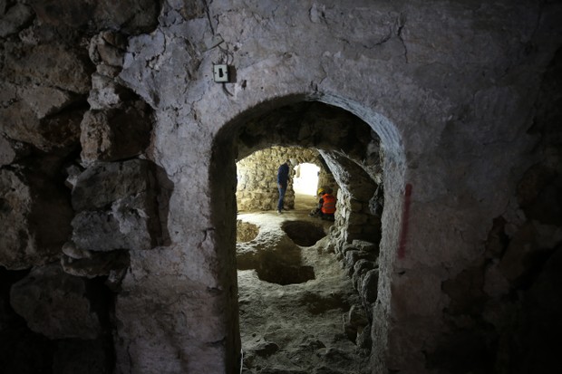 MARDIN, TURKIYE - APRIL 16: Excavation teams work as many artifacts from the second and third centuries AD were unearthed in an underground city in Mardin's Midyat district, Turkiye on April 16, 2022. Excavation teams discovered that a cave, which was fou (Foto: Anadolu Agency via Getty Images)