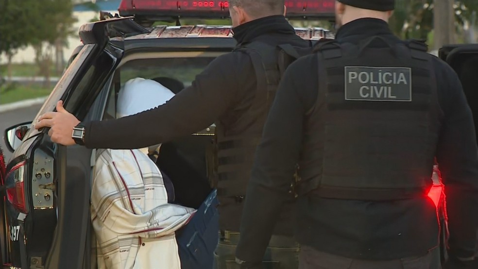 Suspeito foi preso e teve material apreendido em Canoas — Foto: Reprodução/RBS TV