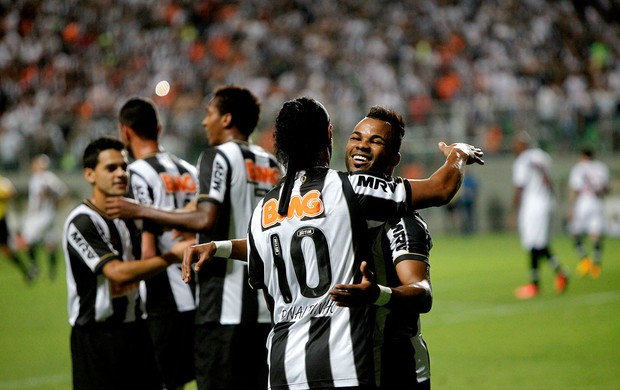 ronaldinho gaúcho e Fernandinho atlético-mg gol vasco série A (Foto: Denilton Dias / Agência Estado)