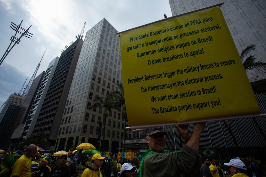 No Sete de Setembro, cartaz defende intervenção militar a pedido de Bolsonaro com tradução equivocada para o inglês na Avenida Paulista