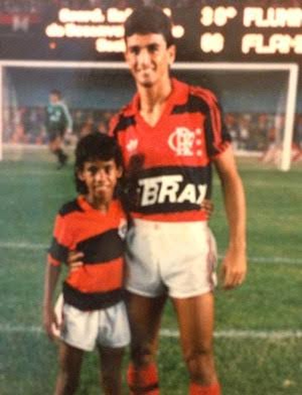Bebeto, na foto ao lado do ent&atilde;o jovem L&eacute;o Moura, foi duas vezes artilheiro do Carioca com a camisa do Flamengo &mdash; Foto: Acervo pessoal