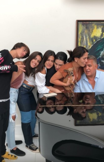 Gloria com Orlando e os filhos (Foto: Reprodução Instagram)