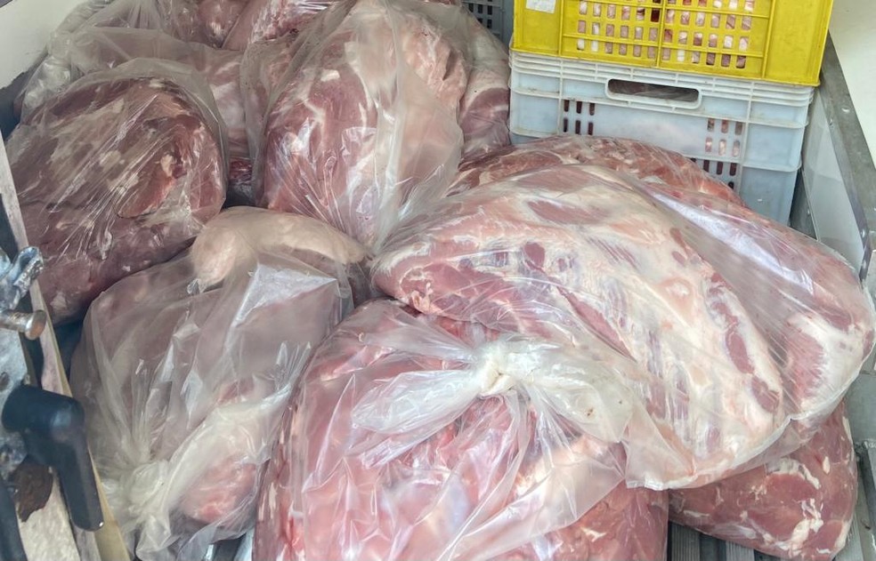 Carne de porco é apreendida na MG-050 em Carmo do Cajuru — Foto: Polícia Militar Rodoviária/Divulgação