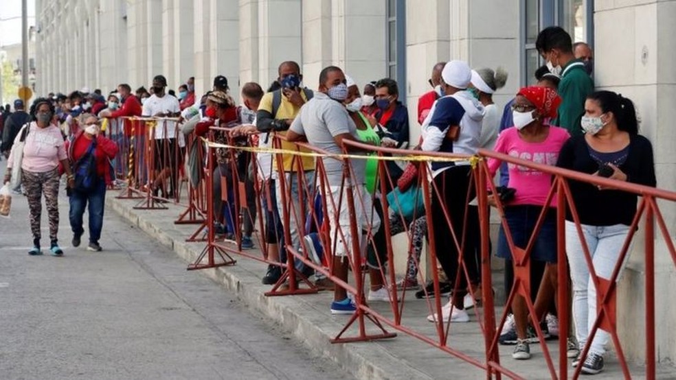 Os cubanos muitas vezes enfrentam longas filas para comprar comida — Foto: EPA
