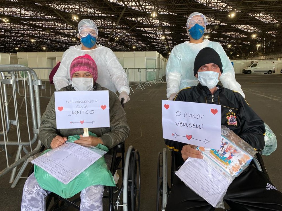 O casal Cleber e Sirnez Rodrigues receberam alta juntos do Hospital de Campanha do Anhembi, na Zona Norte de S&atilde;o Paulo. &mdash; Foto: Divulga&ccedil;&atilde;o