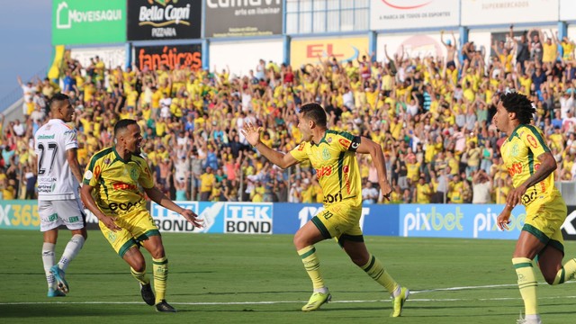 Camilo comemora gol do Mirassol contra o ABC na final da Série C