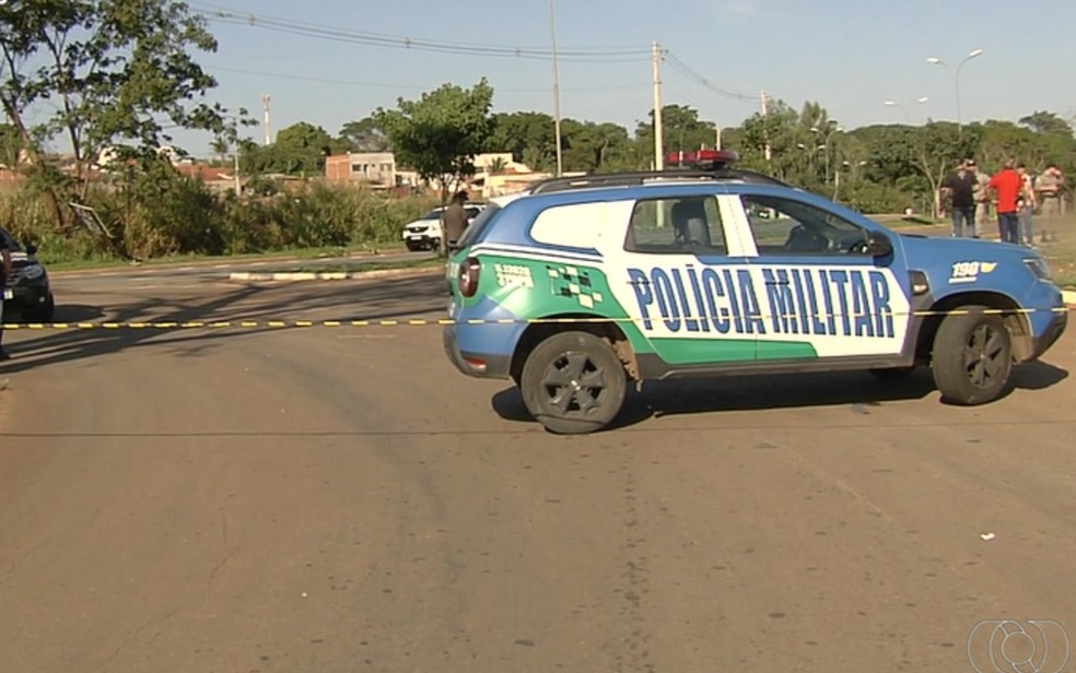 Foto mostra viatura da Polícia Militar perto de onde corpos foram achados no Jardim Mariliza, em Goiânia, Goiás — Foto: Reprodução/TV Anhanguera