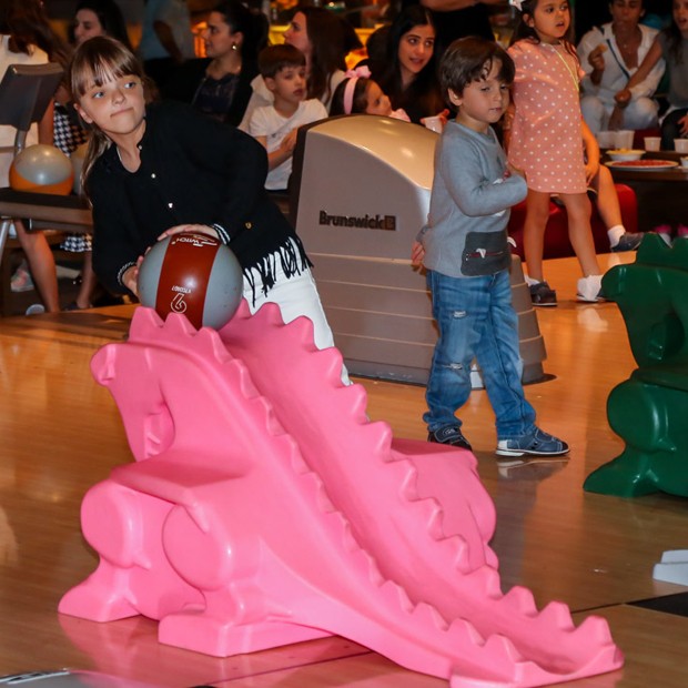 Rafaella Justus brinca em pista de boliche (Foto: Manuela Scarpa/Brazil News)