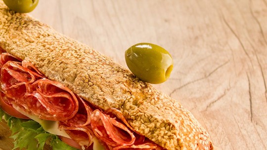 Como fazer sanduíche de metro com salame