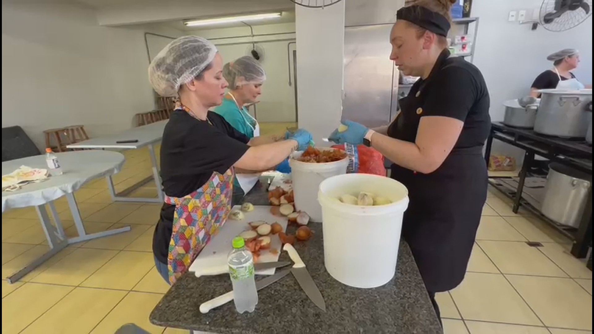 Voluntários do RS distribuem marmitas para pessoas em situação de vulnerabilidade social; saiba como ajudar