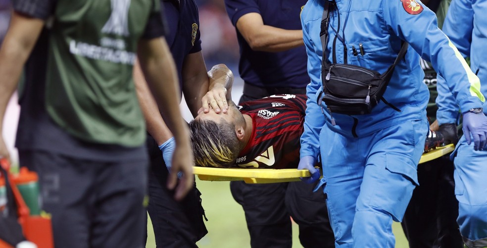 Diego deixa campo na maca em Emelec x Flamengo � Foto: Getty Images