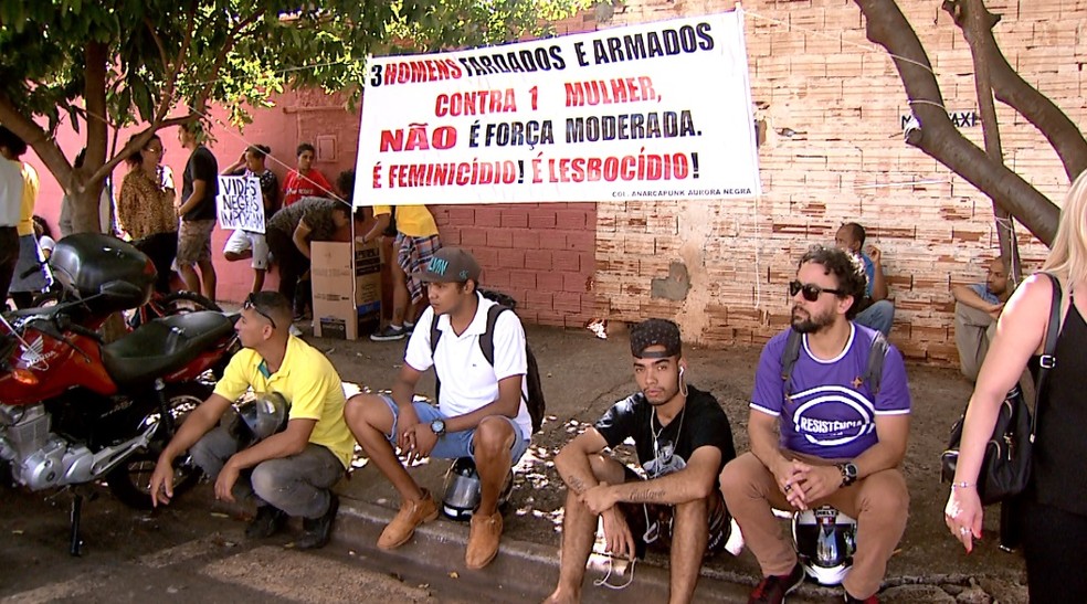 Manifestação em frente ao Fórum de Ribeirão Preto durante audiência da morte de Luana Barbosa dos Reis (Foto: Cláudio Oliveira/EPTV)