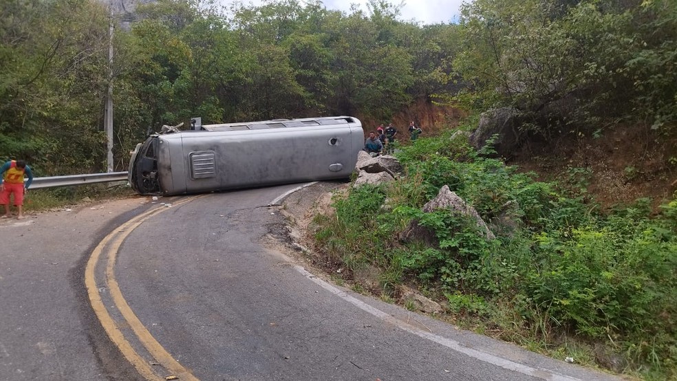 Micro-ônibus que transportava alunos e professores de uma escola profissionalizante tomba em uma curva na CE-168, em Itapajé, no interior do Ceará. — Foto: Arquivo pessoal