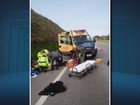 Motorista capota com carro ao tentar ultrapassar ambulância na BR-381