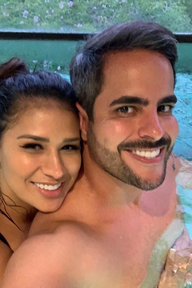 Simone curte piscina em viagem romântica com o marido  (Foto: Reprodução/ Instagram )