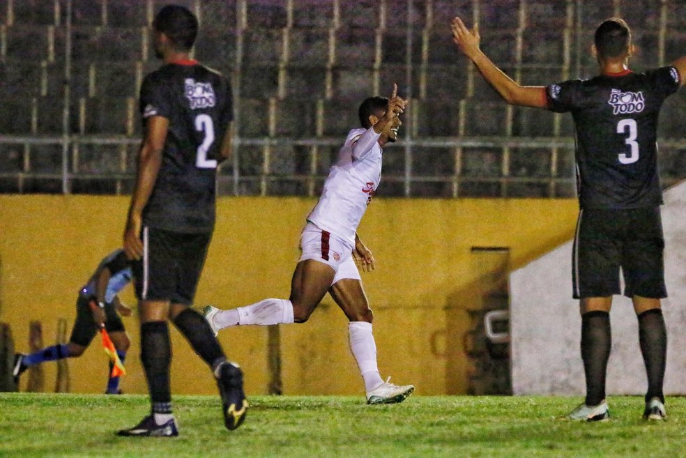 Everton comemora primeiro gol do América-RN — Foto: Canindé Pereira/América FC