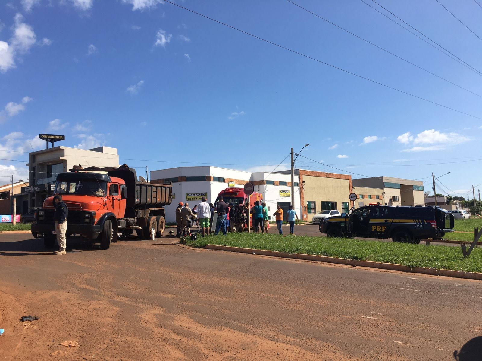 Duas pessoas ficam feridas em acidente envolvendo moto e caminhão, em Campo Grande