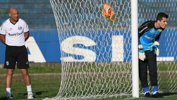 Jovens goleiros brigam por vaga de Grohe no Grêmio; conheça os cotados