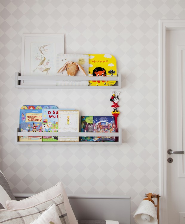 O papel de parede foi desenhado exclusivamente pela artista Marcella Riani para o quarto da bebê Valentina.. Porta-livros da Quarto e etc (Foto: Zega/ Divulgação)