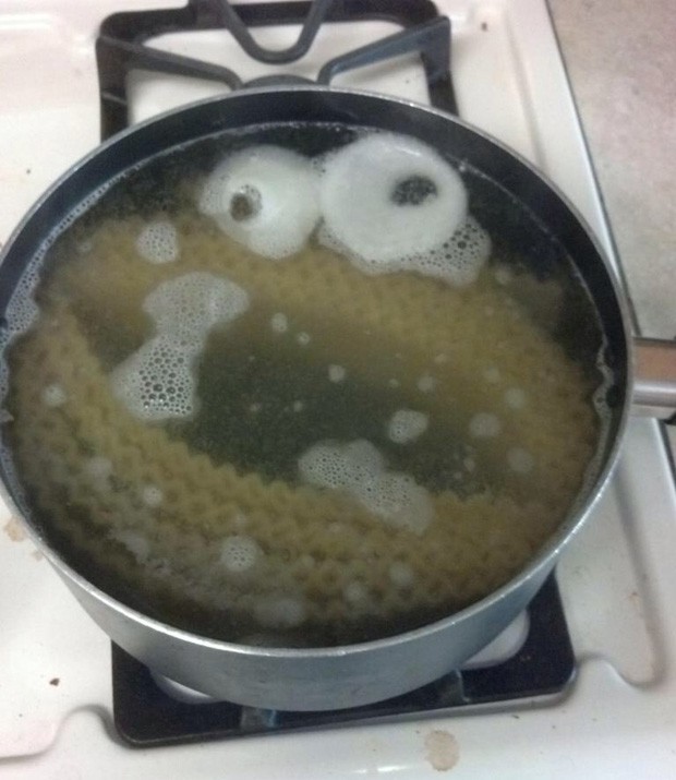 Usuário 'flagrou' Cookie Monster dentro de panela ao cozinhar macarrão (Foto: Reprodução/Imgur/tyblazitar)