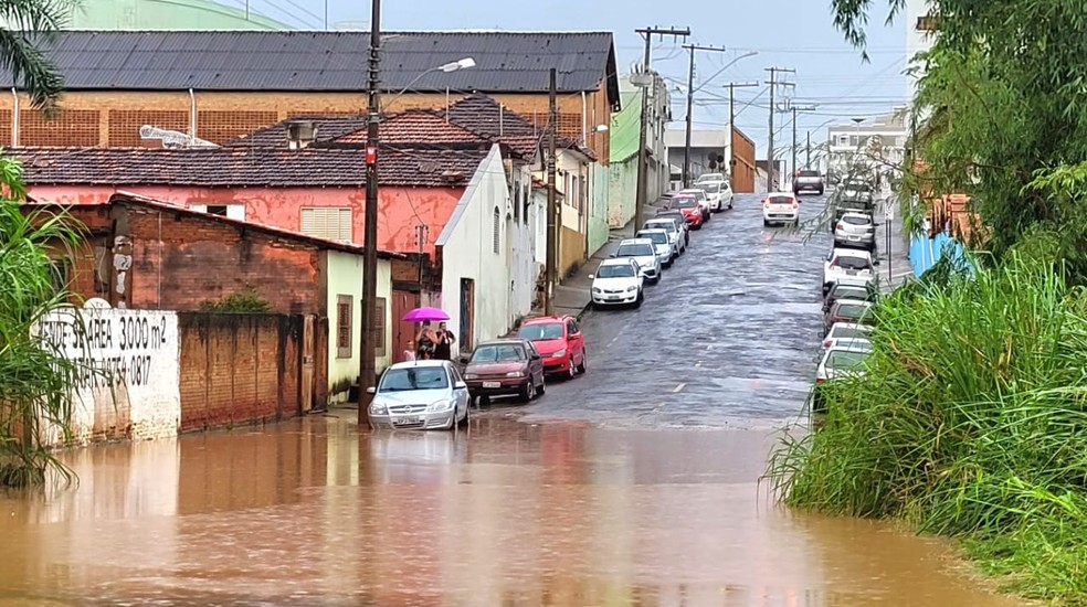 Forte chuva deixa avenidas e ruas alagadas em Passos — Foto: Helder Almeida 