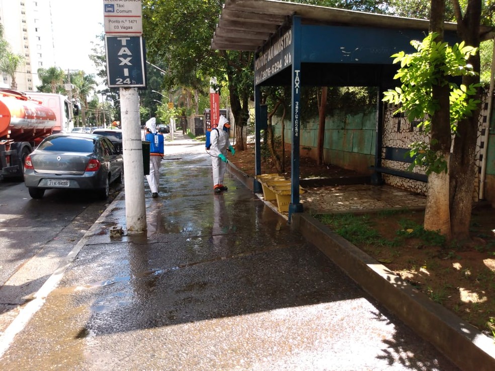 Pulverização nos pontos de ônibus perto de hospitais em São Paulo — Foto: AMLURB/Divulgação
