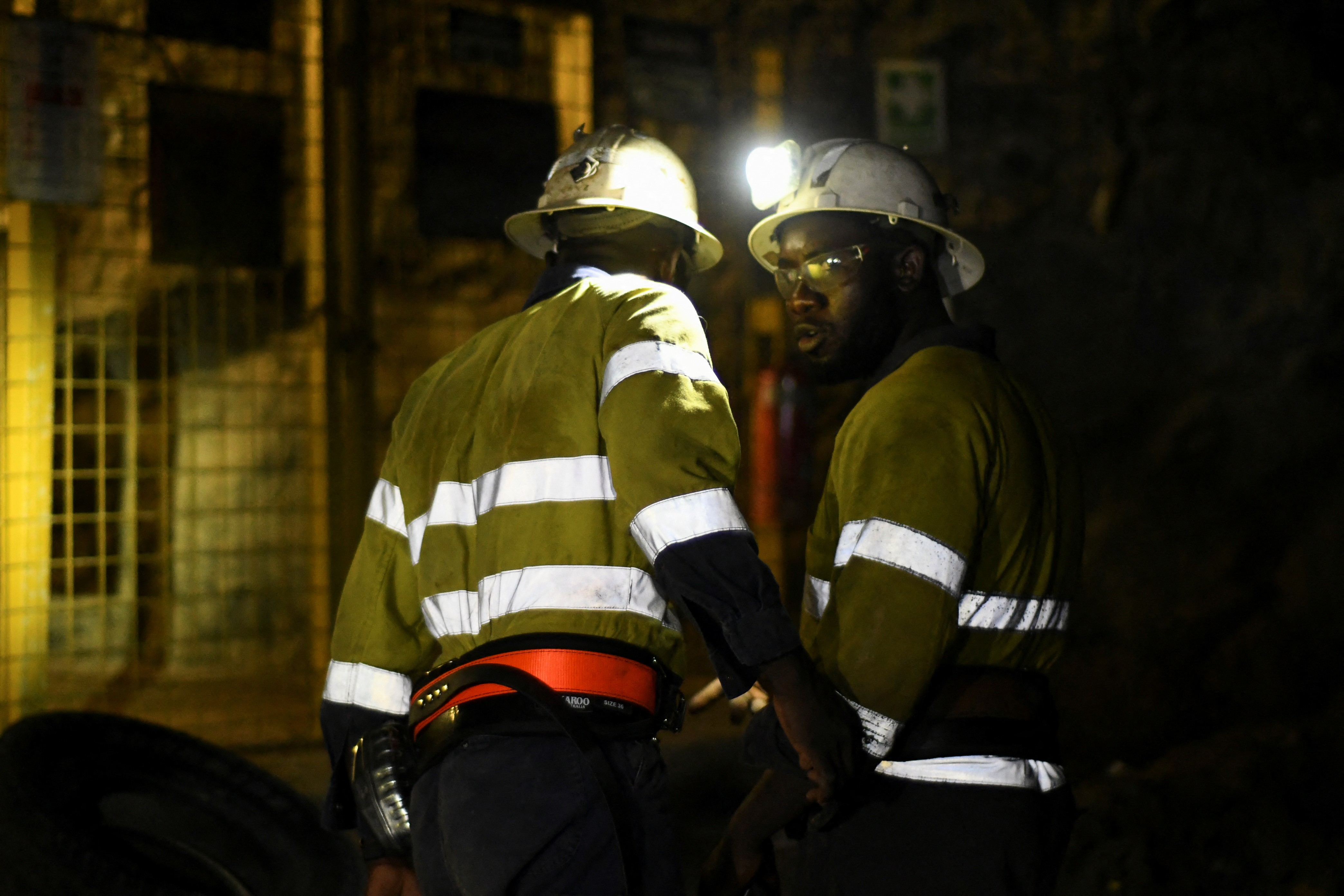 Oito trabalhadores estão presos há mais de 30 dias numa mina no Burkina Faso; esperança de resgatá-los vivos diminui a cada dia