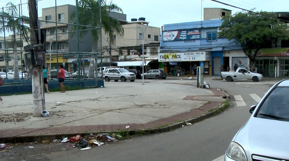 Troca de tiros começou na praça do bairro Itararé, em Vitória  — Foto: Reprodução/ TV Gazeta
