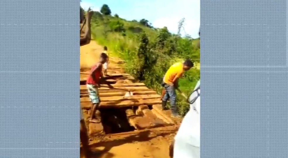 Ponte de madeira quebra enquanto ônibus escolar passava no local — Foto: Reprodução/TV Bahia