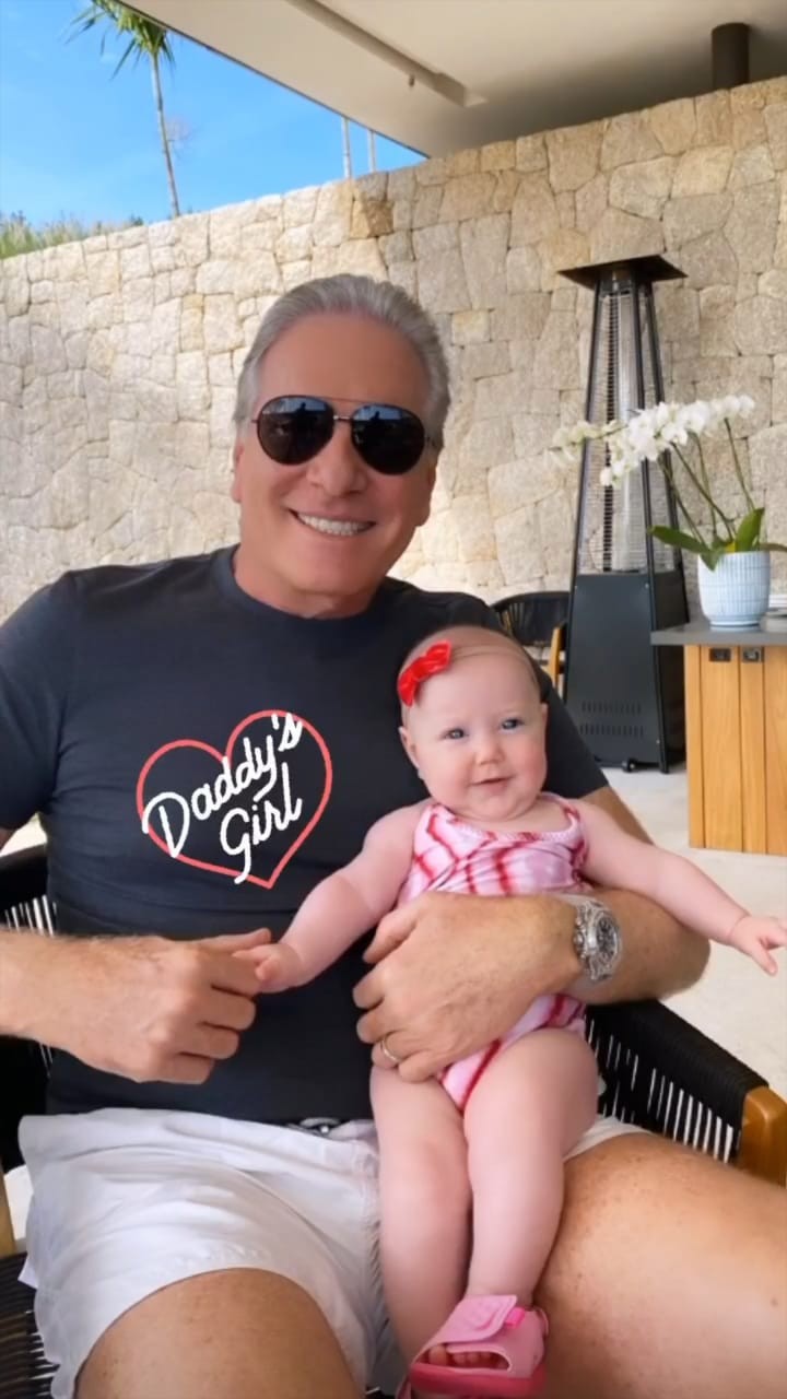 Roberto Justus e a filha Vicky, de apenas 4 meses (Foto: Reprodução/Instagram)