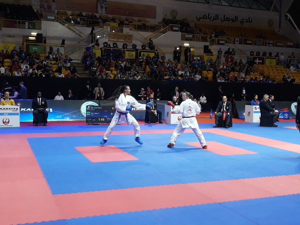 Stephani Trevisan (de azul) luta em Dubai — Foto: Thiago Fernandes