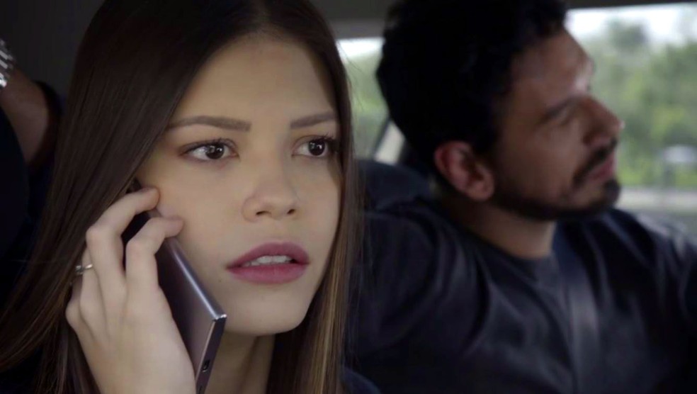 Cris fala com o pai no telefone depois de anos sem contato — Foto: TV Globo