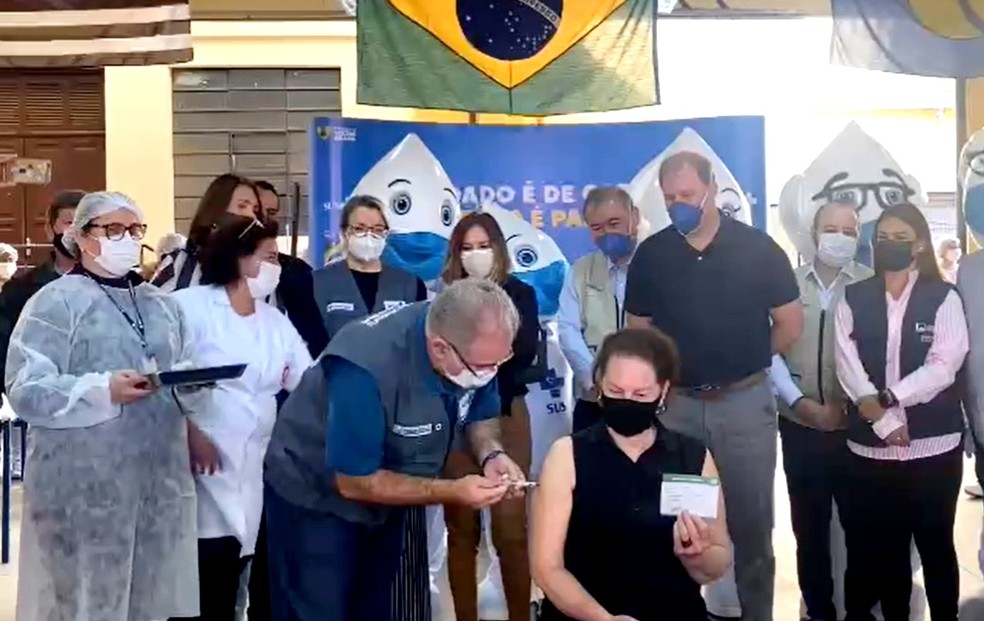 Ministro da Saúde Marcelo Queiroga aplica dose na dona de casa Cláudia Gicus Botari, na abertura da ação de aplicação da segunda dose de estudo em Botucatu — Foto: Gabriela Prado/TV TEM