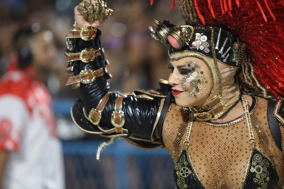 Viviane Araujo, rainha de bateria do Salgueiro no desfile da escola no carnaval 2023