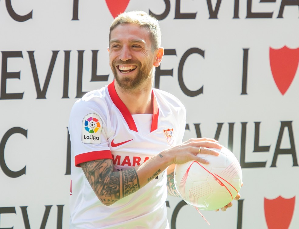 Papu Gomez E Apresentado No Sevilla E Diz E Um Orgulho Vestir A Camisa Que Foi De Maradona Futebol Espanhol Ge