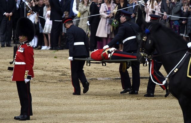 LONDON, ENGLAND - JUNE 08: A guard of the Household Division lies on a stretcher after passing out in Horseguards Parade during Trooping the Colour, the Queen's annual birthday parade, on June 08, 2019 in London, England. (Photo by Peter Summers/Getty Ima (Foto: Getty Images)