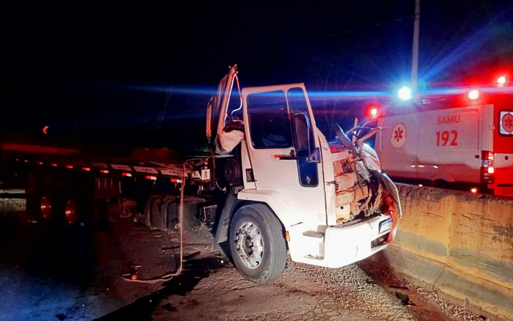 Motorista fica preso às ferragens após caminhão bater contra mureta na Serra de Campestrinho, em MG